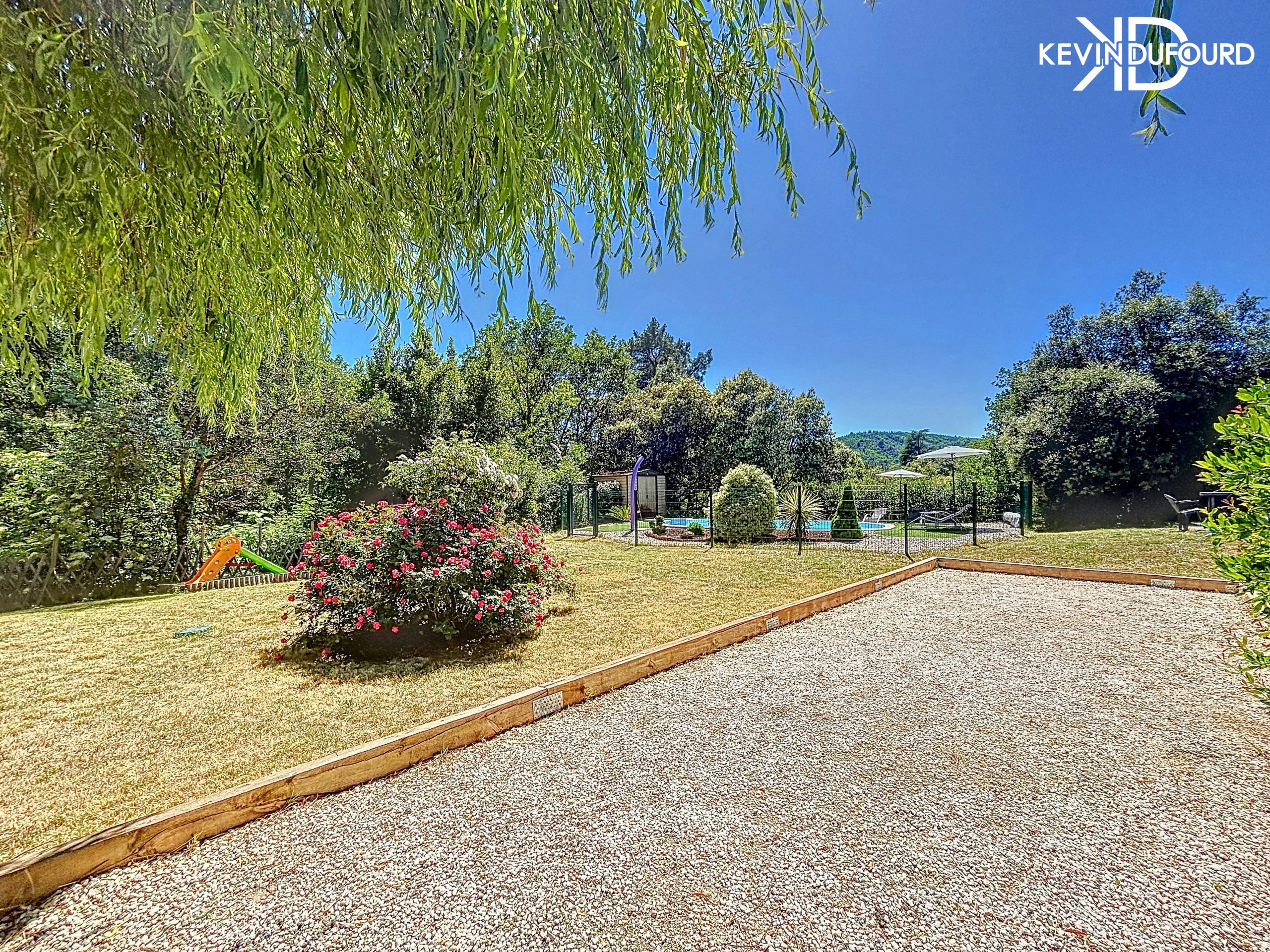 Maison avec 2 gîtes de 225 m² sur un terrain de 2990 m² à VALS LES BAINS