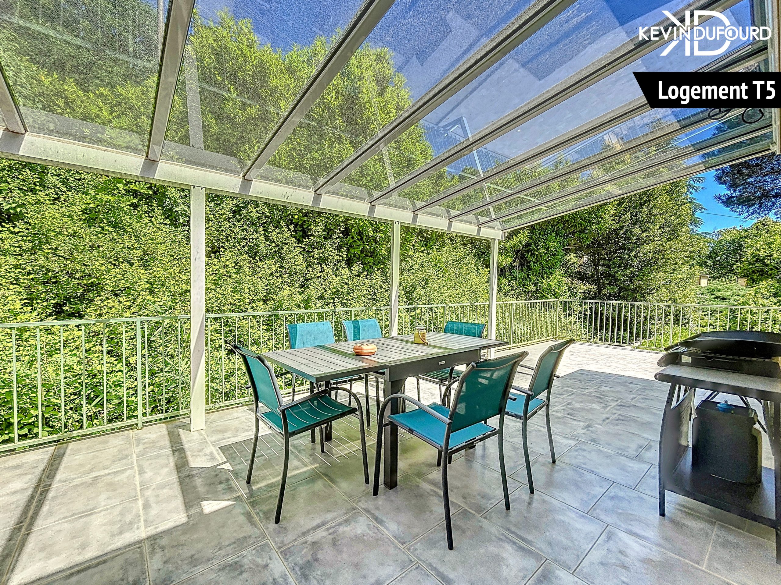 Maison avec 2 gîtes de 225 m² sur un terrain de 2990 m² à VALS LES BAINS