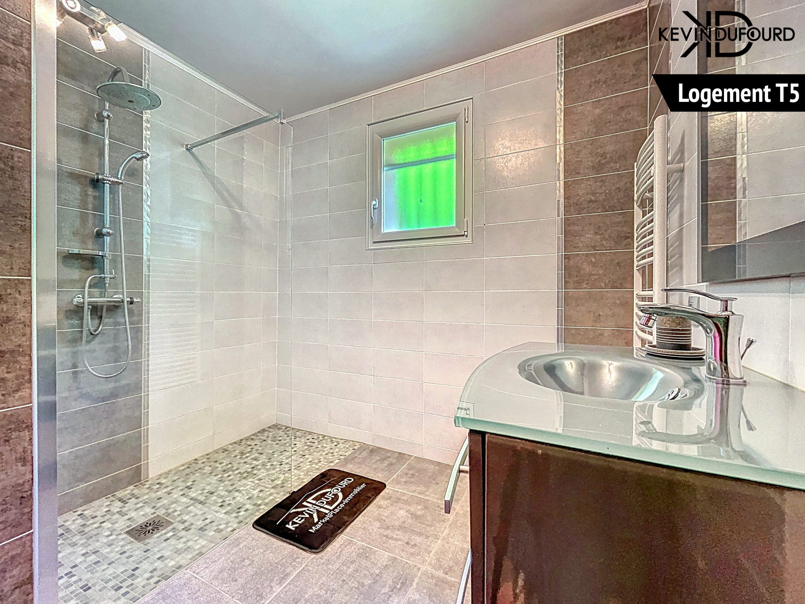 Maison avec 2 gîtes de 225 m² sur un terrain de 2990 m² à VALS LES BAINS