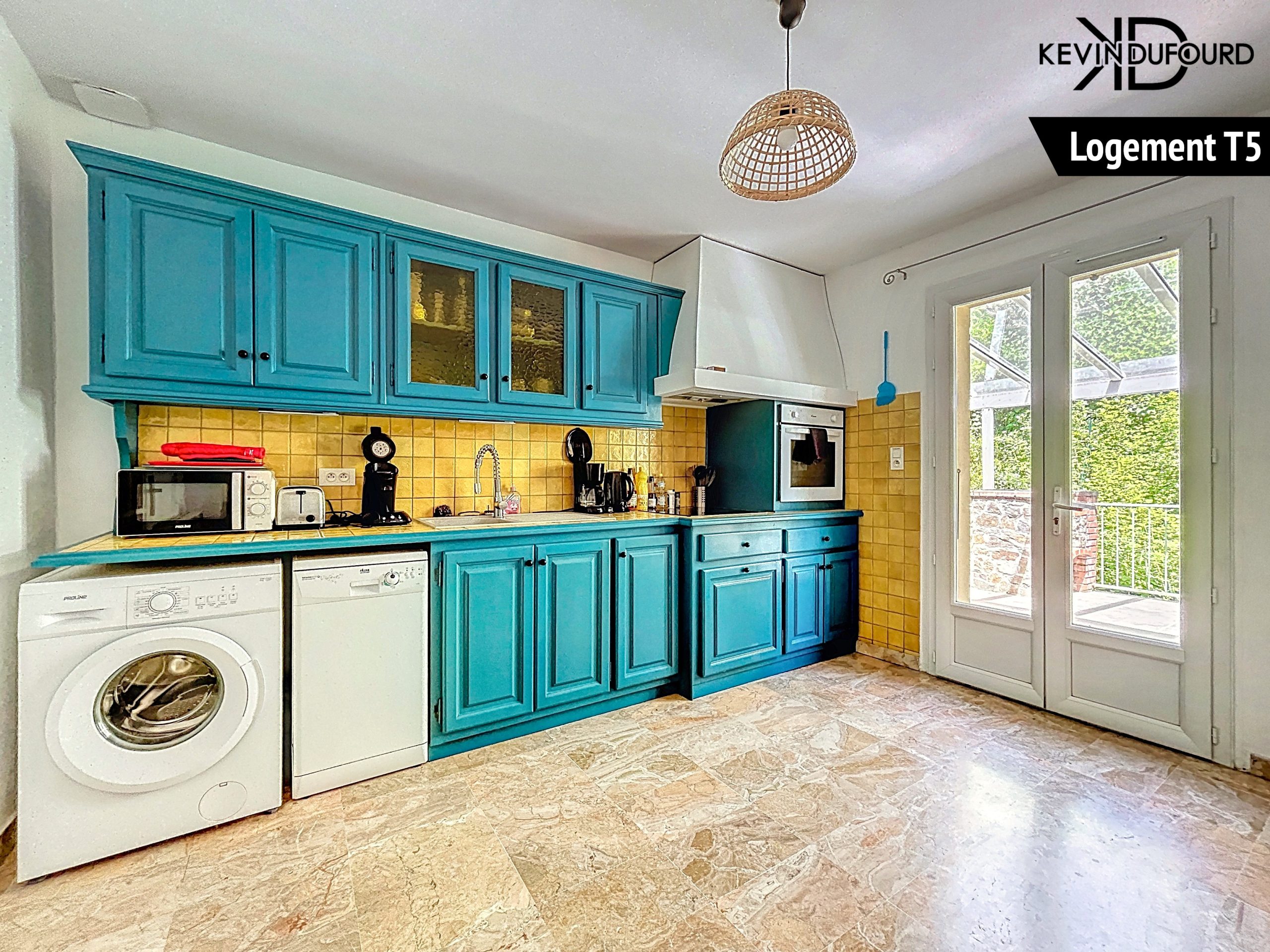 Maison avec 2 gîtes de 225 m² sur un terrain de 2990 m² à VALS LES BAINS