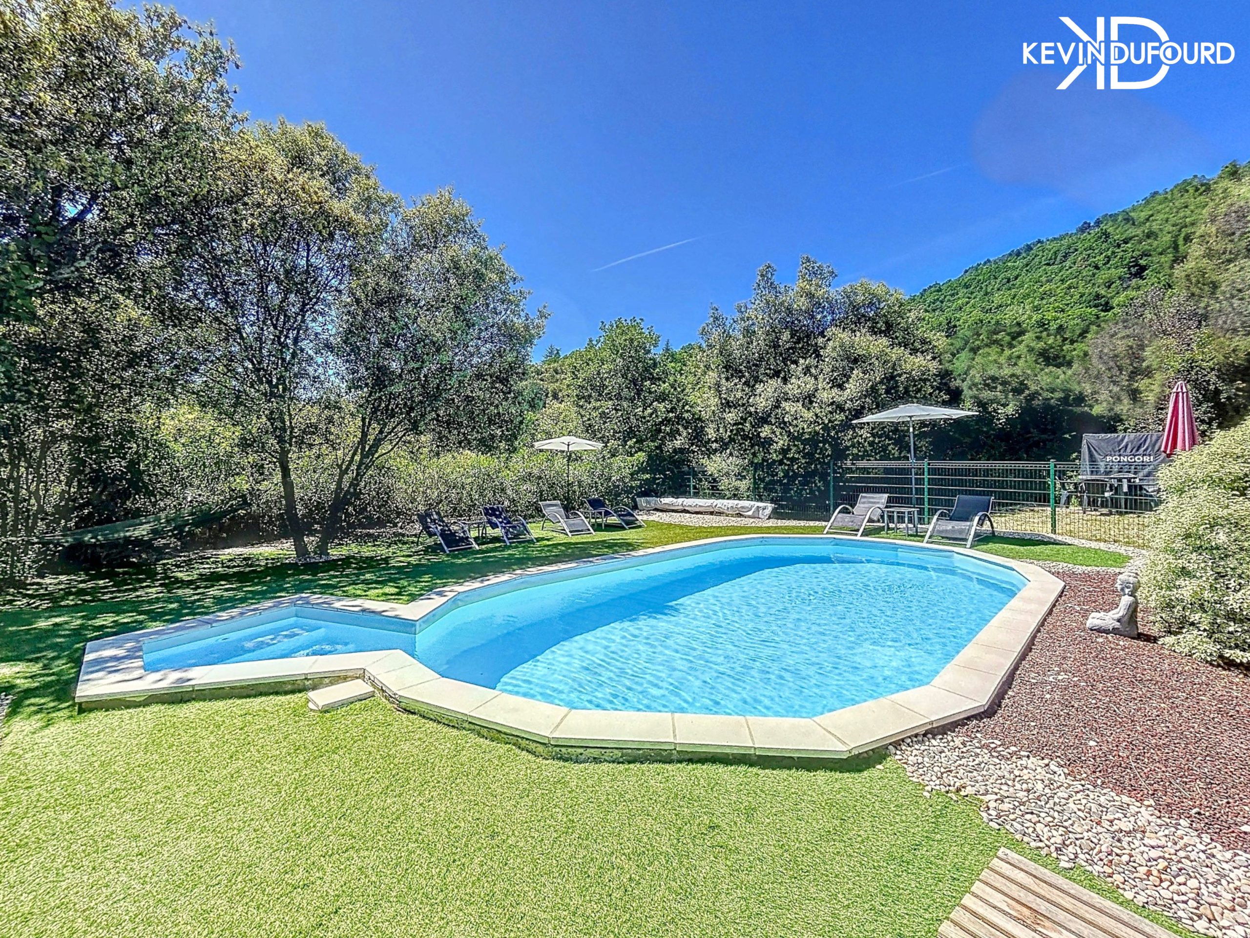 Maison avec 2 gîtes de 225 m² sur un terrain de 2990 m² à VALS LES BAINS