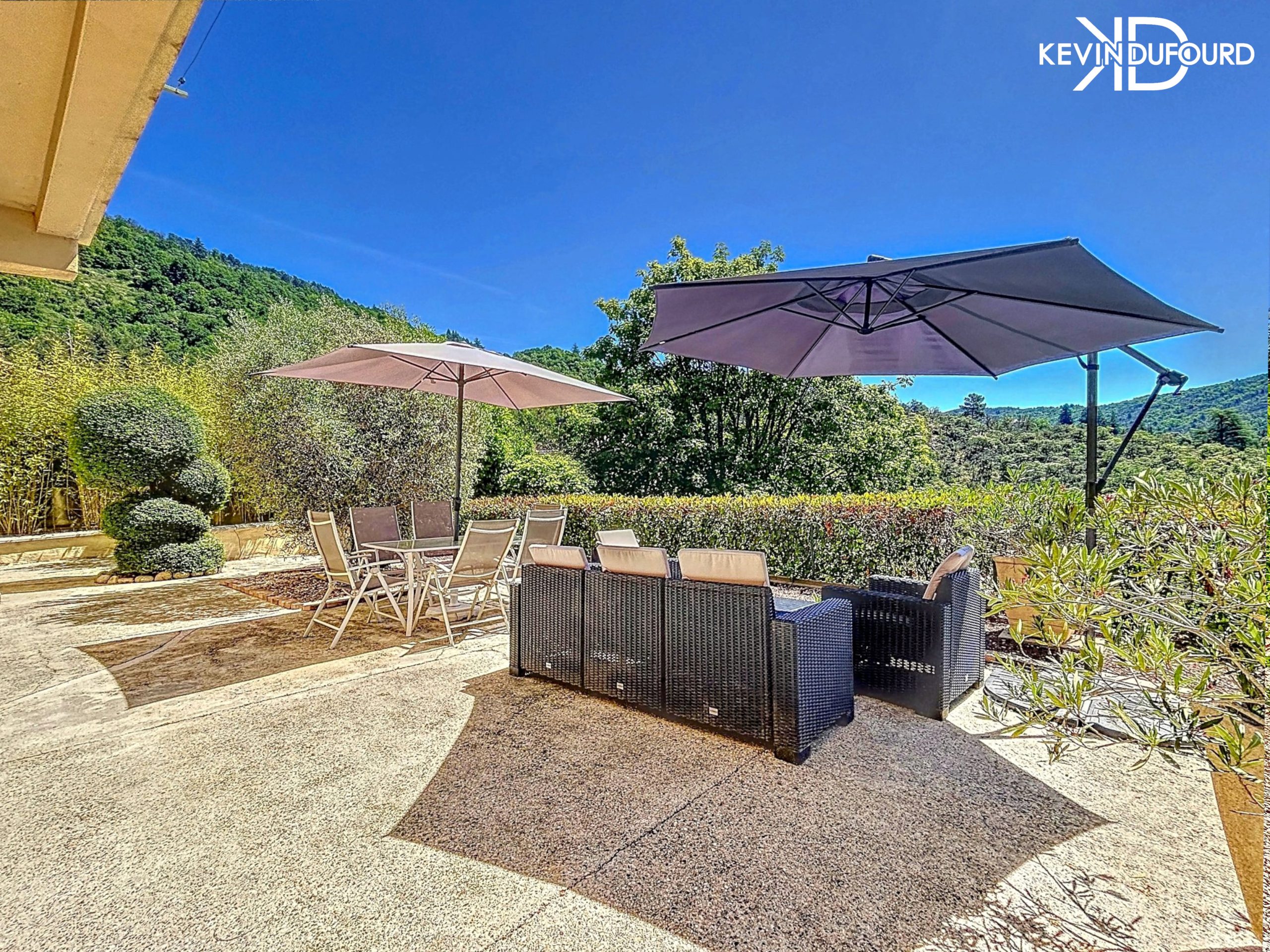 Maison avec 2 gîtes de 225 m² sur un terrain de 2990 m² à VALS LES BAINS