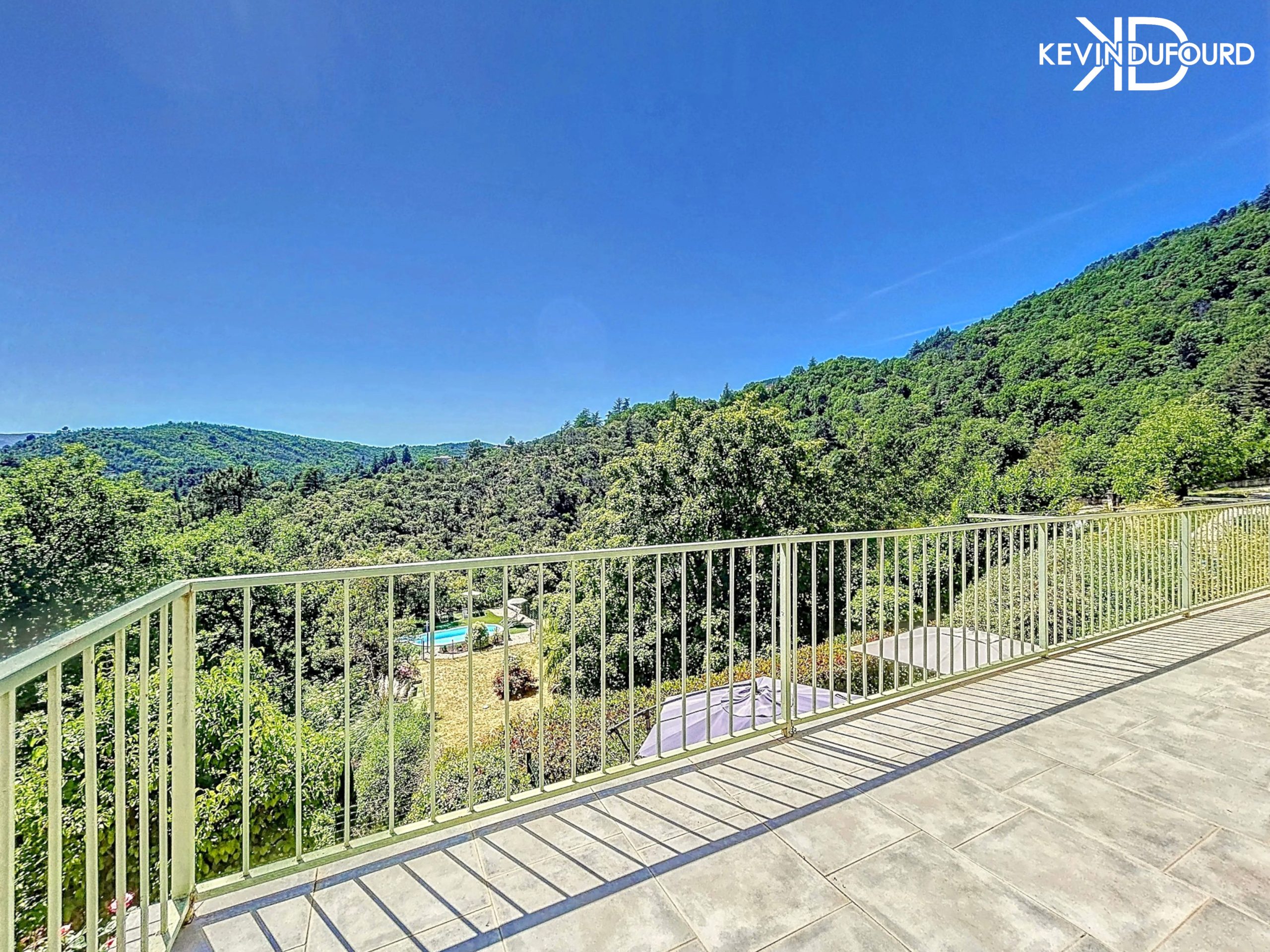 Maison avec 2 gîtes de 225 m² sur un terrain de 2990 m² à VALS LES BAINS