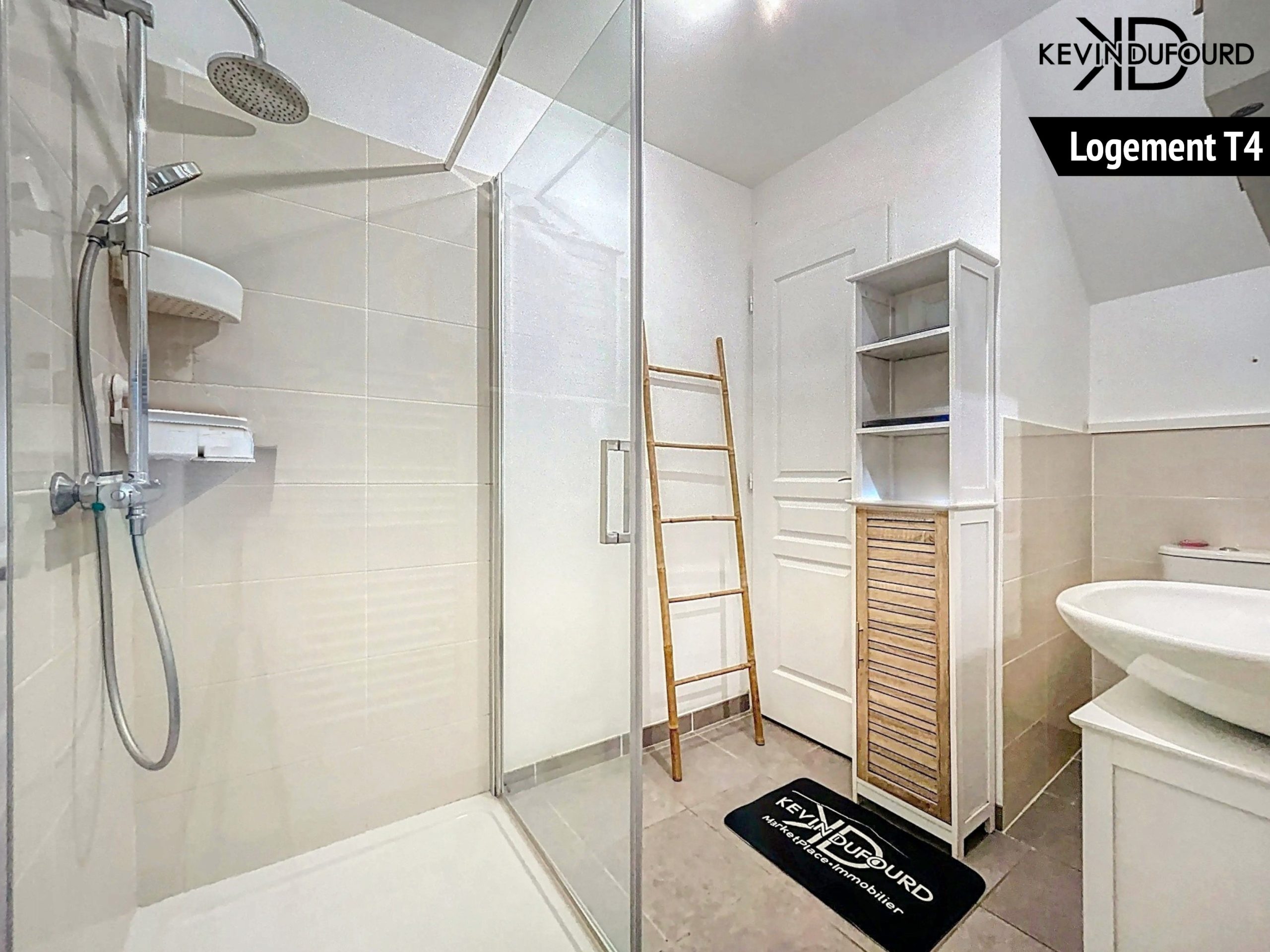 Maison avec 2 gîtes de 225 m² sur un terrain de 2990 m² à VALS LES BAINS