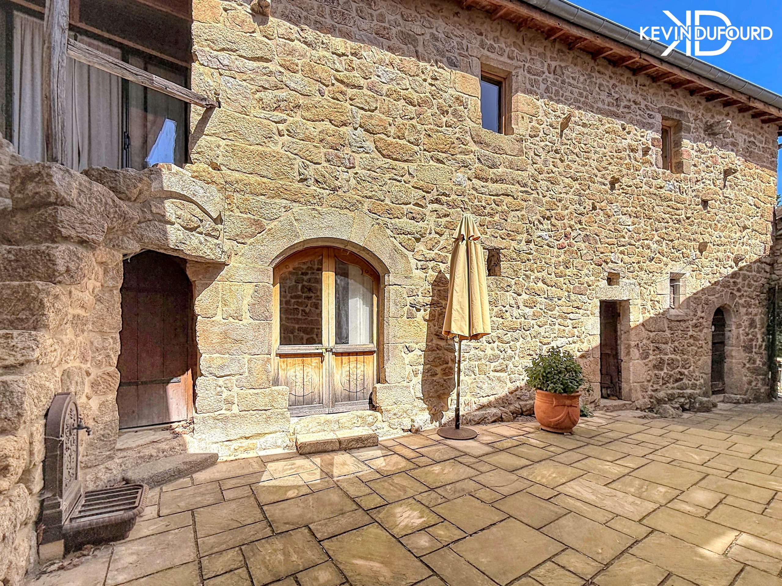 Mas de 350m² sur un terrain de 3300m² à THUEYTS