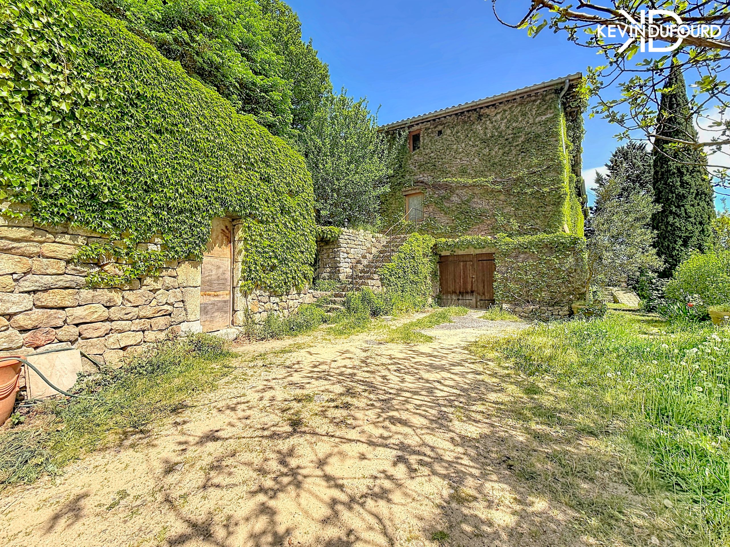 Mas de 350m² sur un terrain de 3300m² à THUEYTS