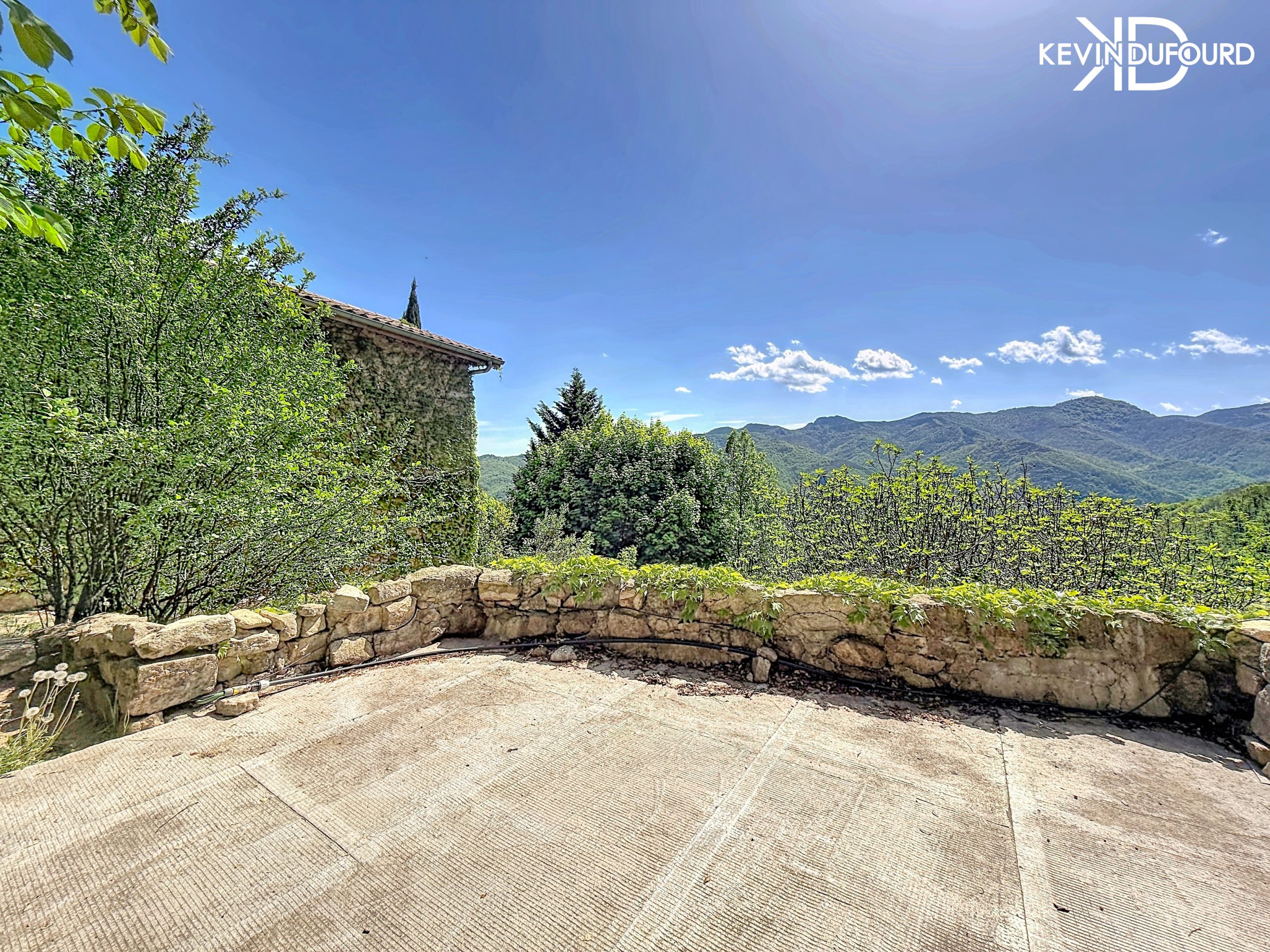 Mas de 350m² sur un terrain de 3300m² à THUEYTS