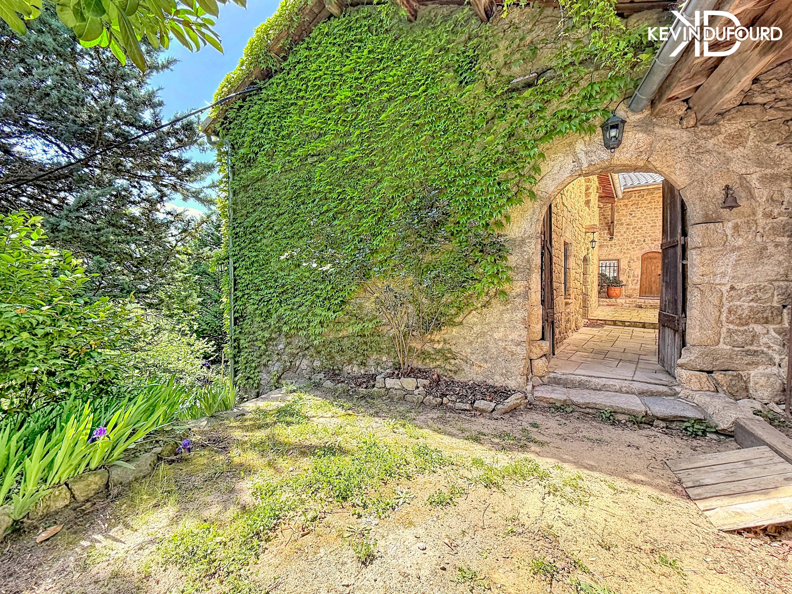 Mas de 350m² sur un terrain de 3300m² à THUEYTS