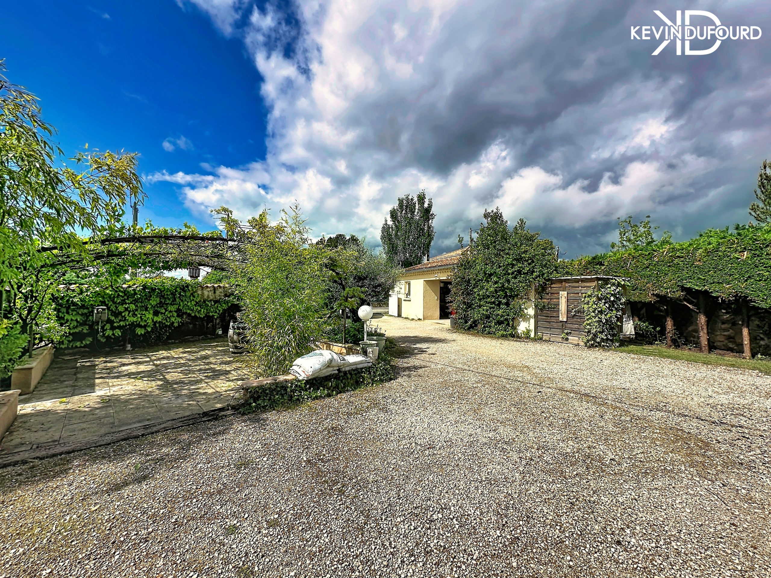 Ensemble immobilier de 150m² sur un terrain de 1.080m² à UCEL