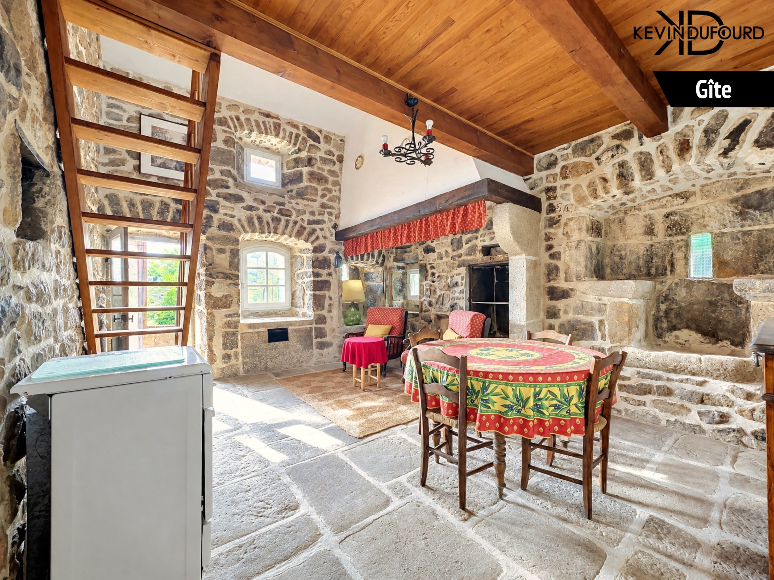 Ensemble immobilier de 140m² avec garage sur un terrain de 550m² à SAINT JULIEN DU SERRE