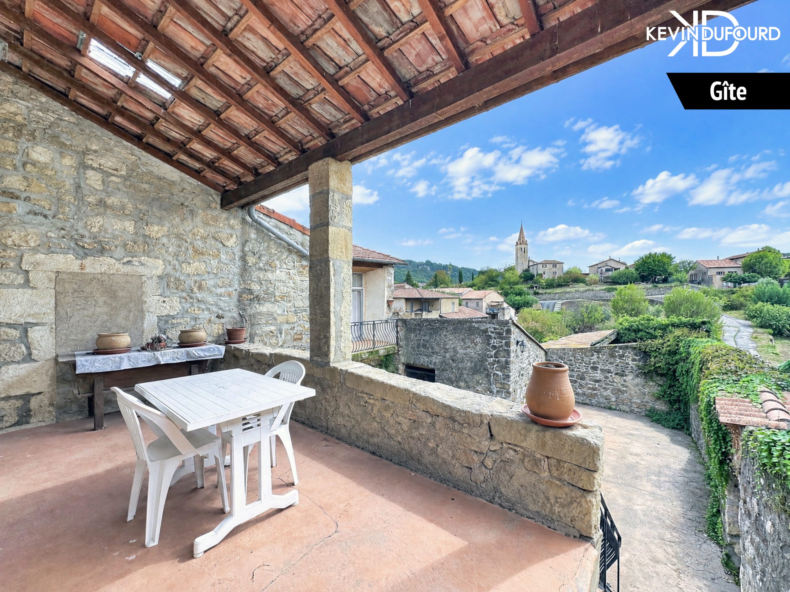 Ensemble immobilier de 140m² avec garage sur un terrain de 550m² à SAINT JULIEN DU SERRE