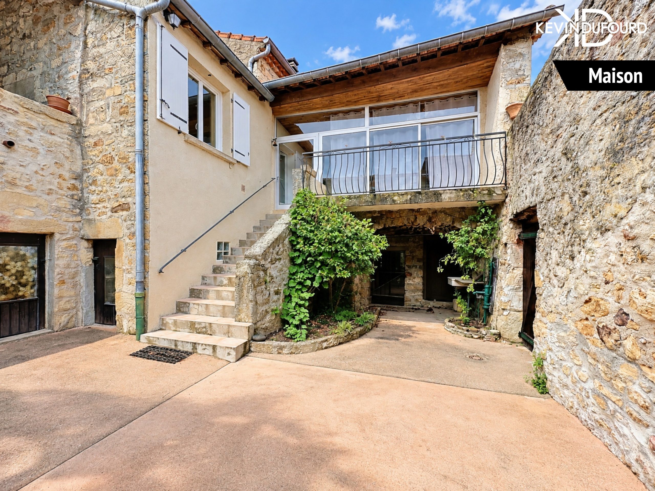 Ensemble immobilier de 140m² avec garage sur un terrain de 550m² à SAINT JULIEN DU SERRE