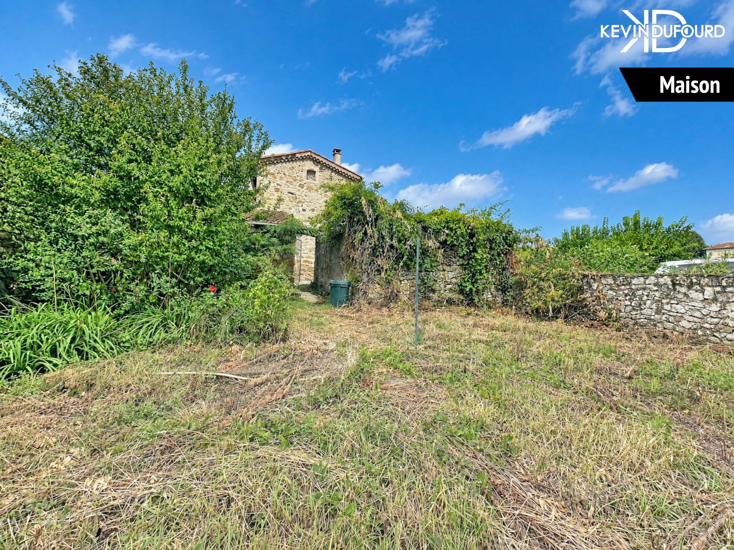 Ensemble immobilier de 140m² avec garage sur un terrain de 550m² à SAINT JULIEN DU SERRE