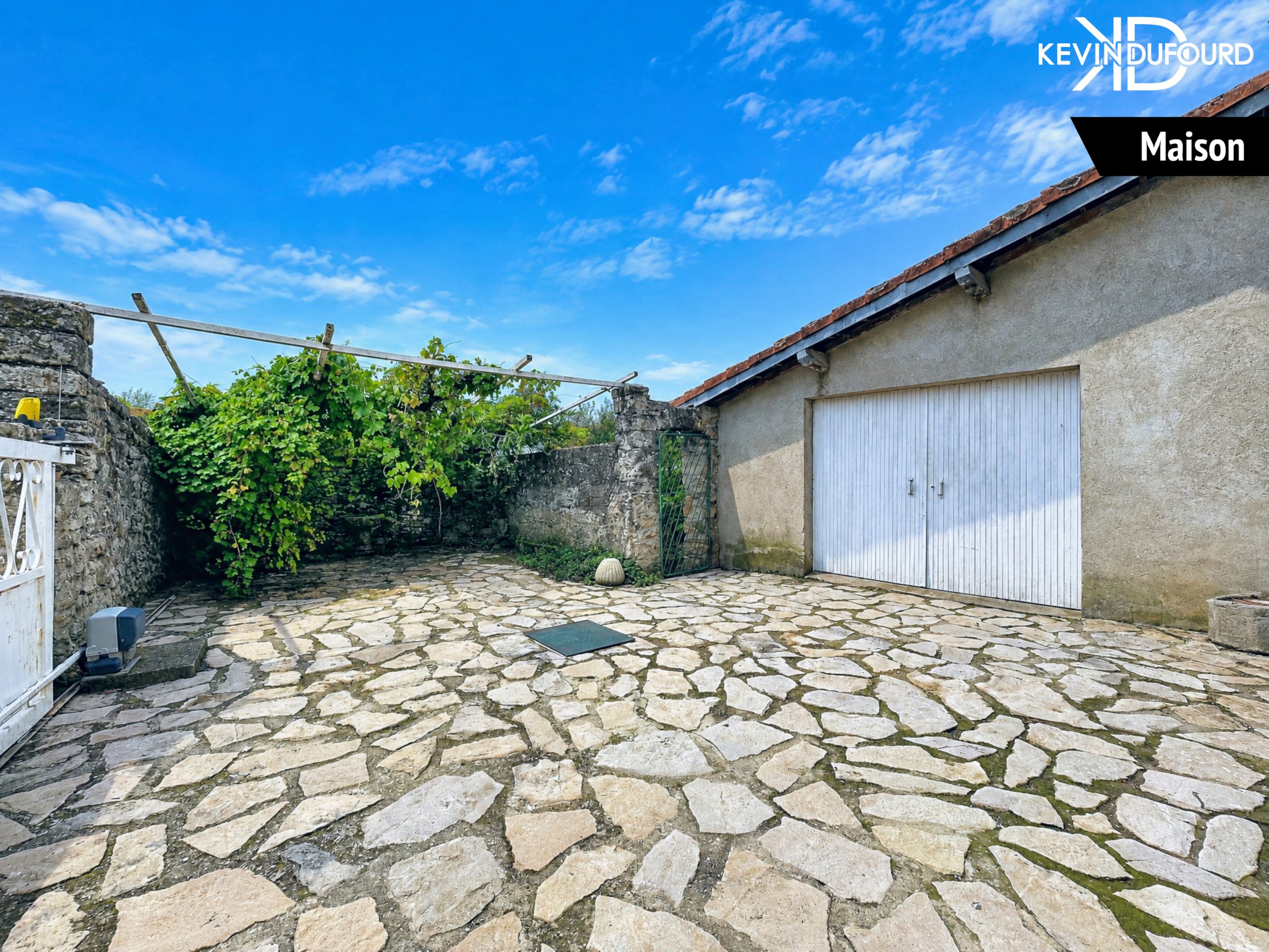 Ensemble immobilier de 140m² avec garage sur un terrain de 550m² à SAINT JULIEN DU SERRE